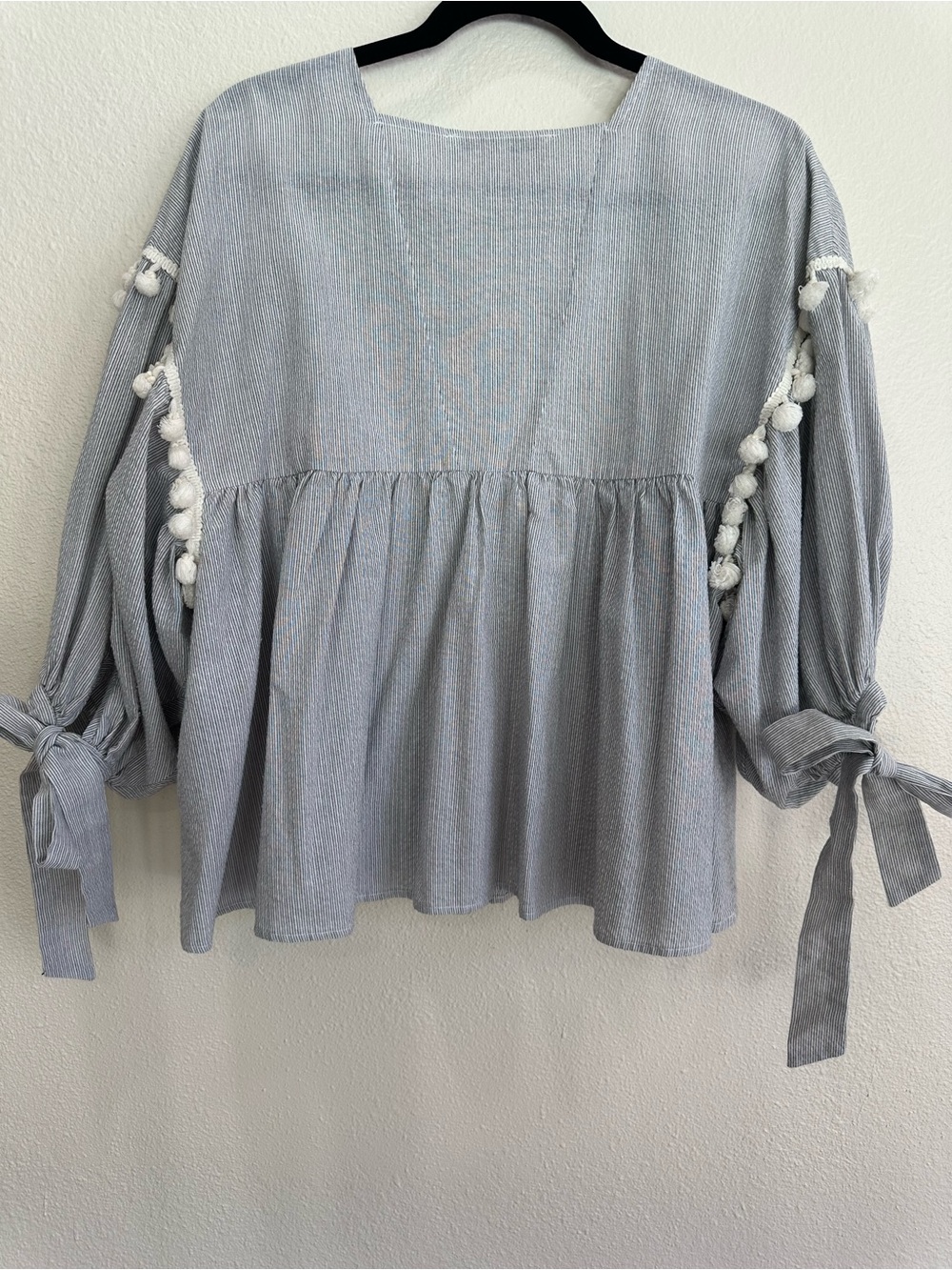 Light Gray Lace-Trim Peasant Blouse w/ pompom trim puff tie sleeve Size Medium - Picture 3 of 13